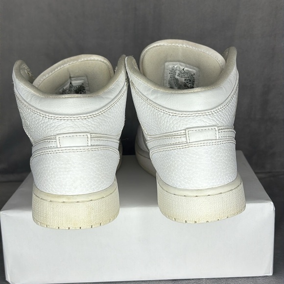 🔥🔥🔥Nike Air Jordan 1 Mid Triple White Boys Sneakers Size: 5Y🔥🔥🔥 - Picture 4 of 10